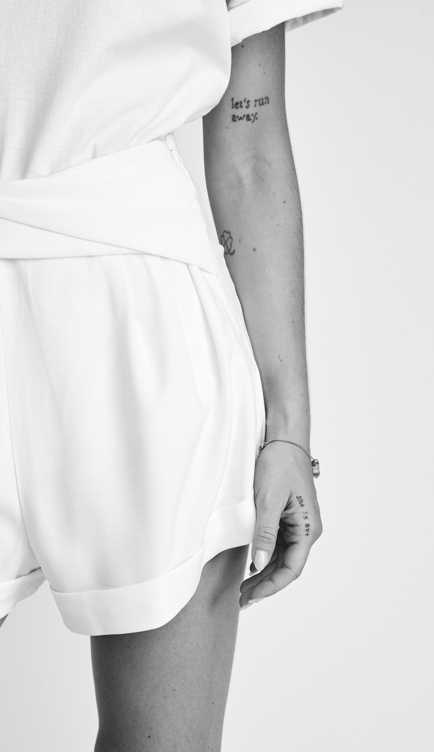 Shorts color blanco marfil