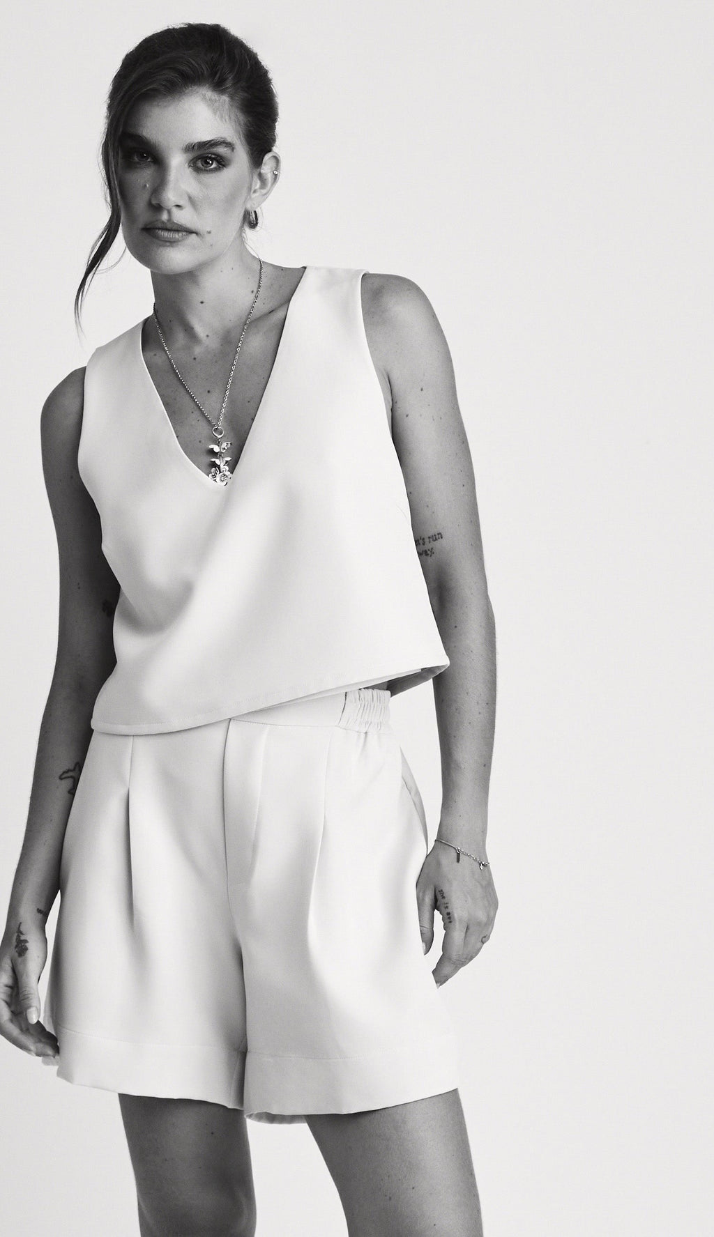 Shorts color blanco marfil