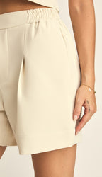 Shorts color blanco marfil