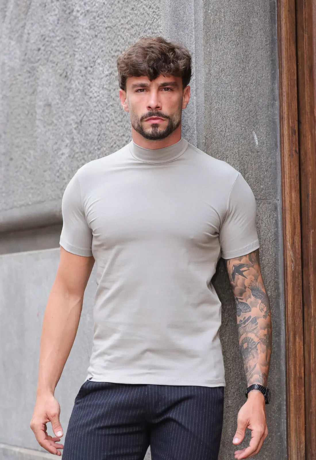Remera Slim Cuello Alto Gris