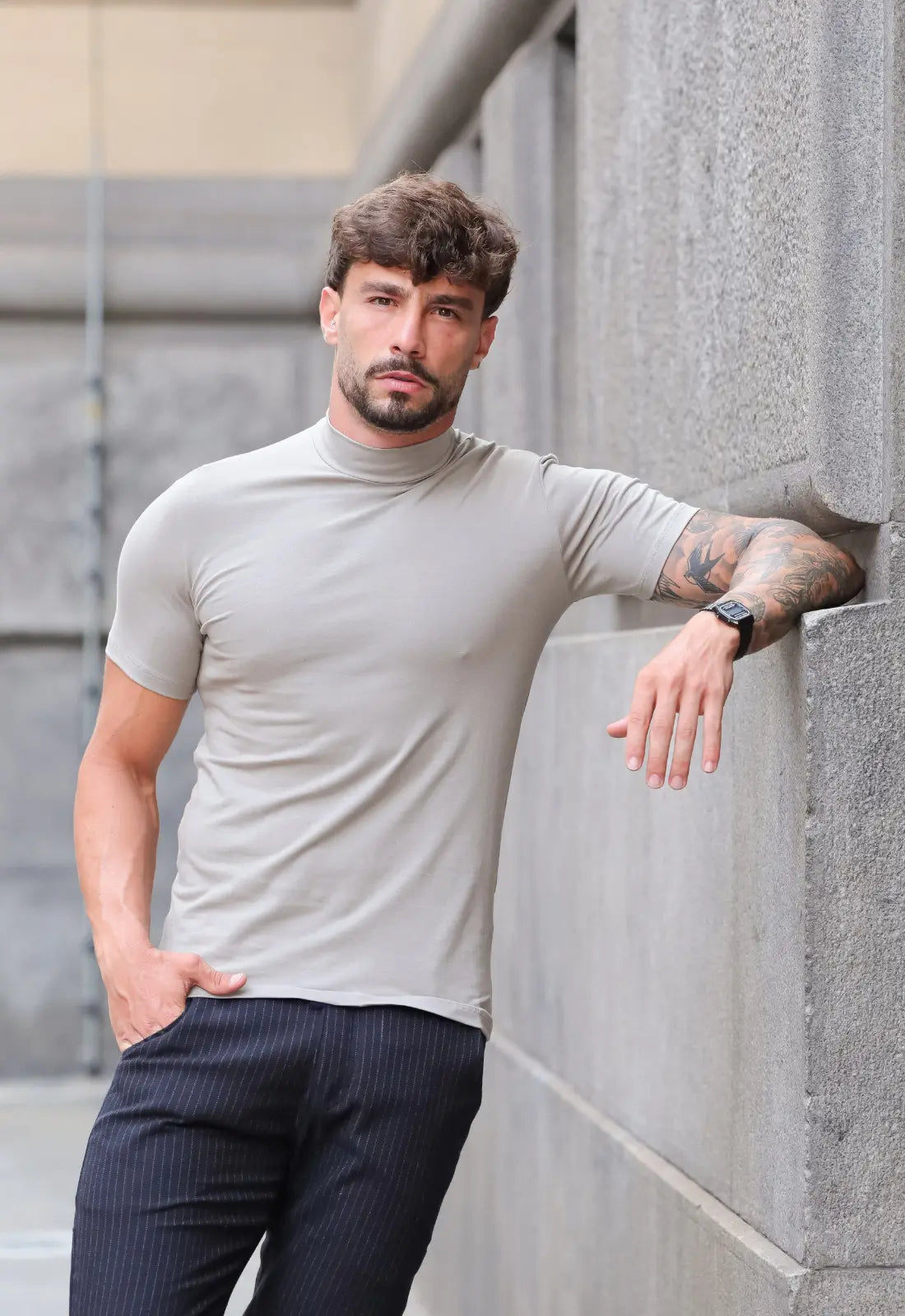 Remera Slim Cuello Alto Gris