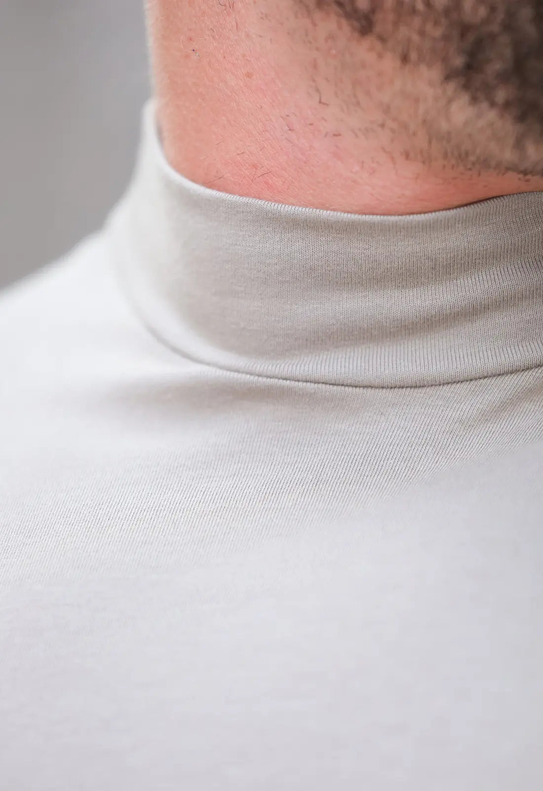 Remera Slim Cuello Alto Gris