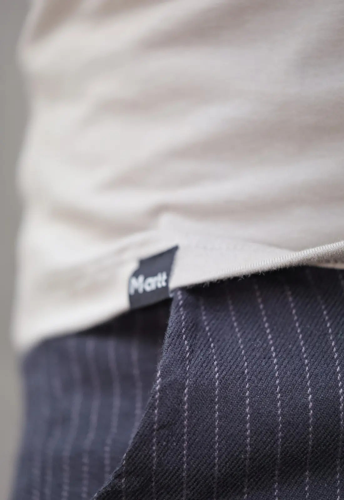 Remera Slim Cuello Alto Gris