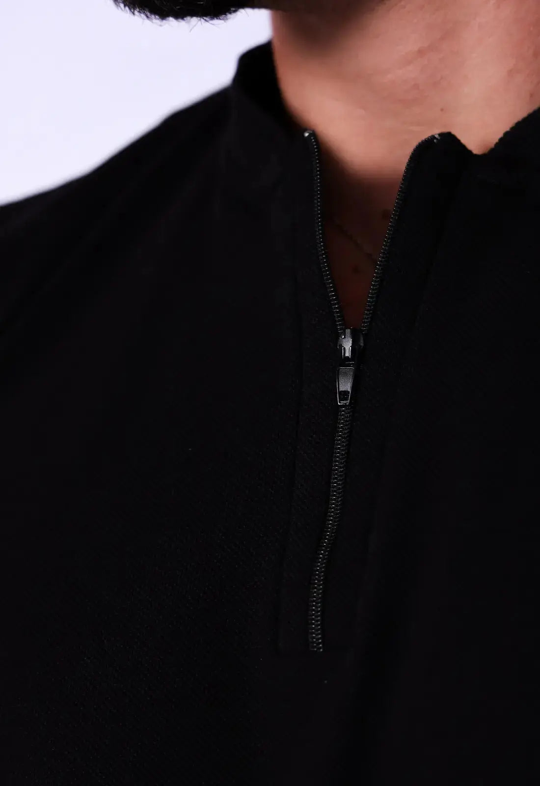 Camiseta Negra con Cuello Padre y Cremallera