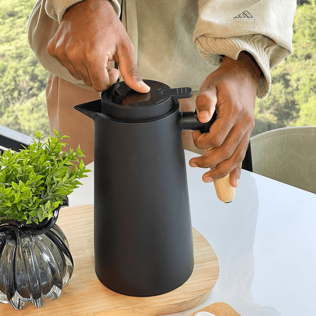 Botella térmica de plástico con termómetro negra 1 litro