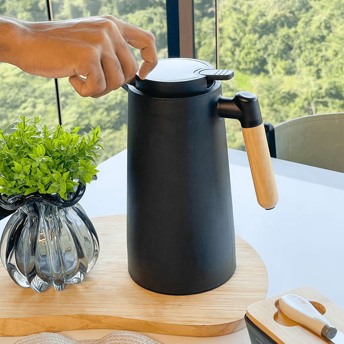 Botella térmica de plástico con termómetro negra 1 litro